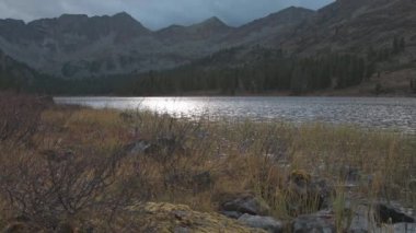 Dağ vadisinin sonbahar manzarası.