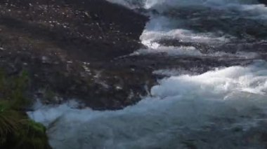 Akıntı granit levhadan akıyor, köpükler ve formlar fışkırıyor..