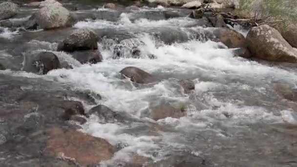 Geniş nehir kayaların üzerinden aşağı süzülür.. — Stok video