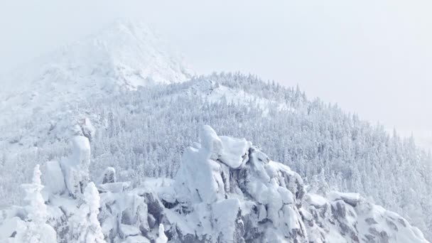 Sneeuw op de top van de berg. Winterlandschap met rotsen — Stockvideo