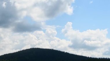 Mavi gökyüzünde akan bulutlarla zamanlaması