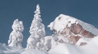 Granit kayalık mavi gökyüzüne karşı buzla kaplıdır.