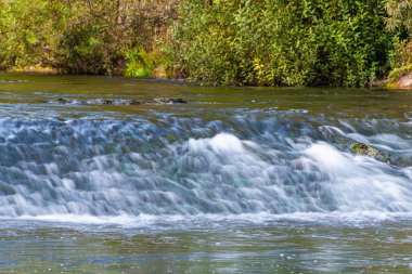 Yaz günü geniş bir nehir. Barajda su akıyor.