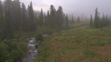 Nehir sonbahar vadisinde akıyor.