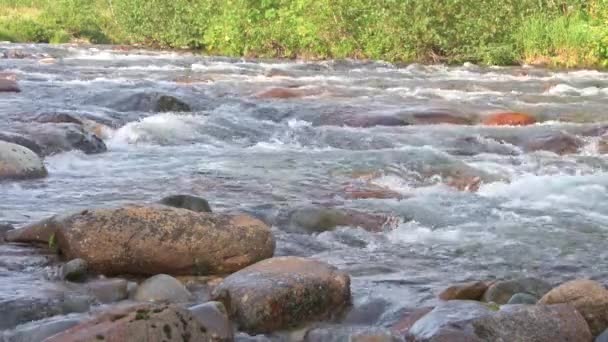 Gebirgsfluss fließt über rote Granitsteine — Stockvideo