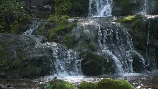 水从石堆和悬崖峭壁上流过.水花和喷气机 — 图库视频影像