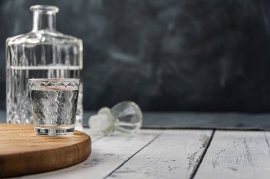 Mavi gökyüzü arka planında taze çimen yeşili. Metin için alanı kopyala.