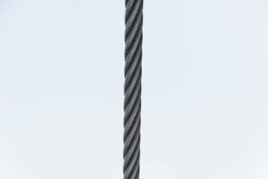 Hafif arka planda çelik bükülmüş halat. Çerçeveyi ikiye bölelim