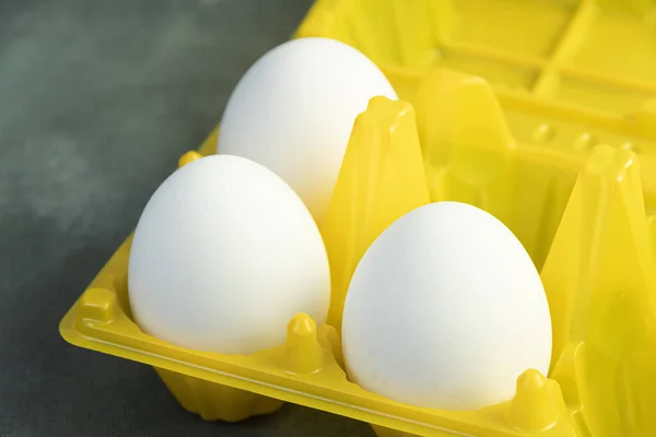 Verse Witte Eieren Gele Container Aankoop Van Producten Winkel Voorbereiding — Stockfoto