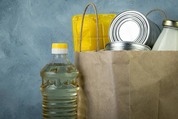 罐装食品 鸡蛋和油 装在纸袋里的瓶子里 在家里运送食品杂货 孤立地帮助穷人和老年人 供消费的基本商品 — 图库照片