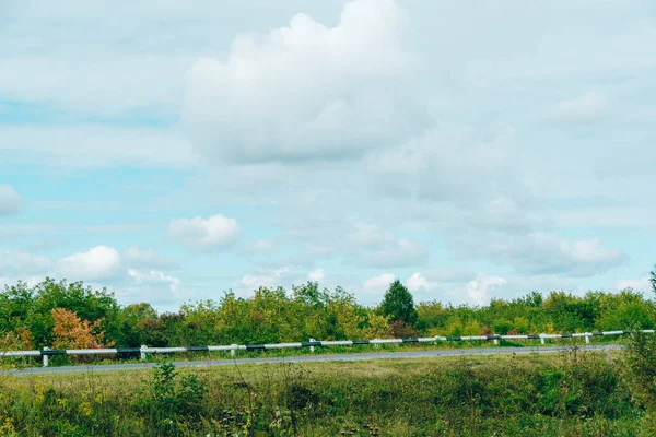 Venkovská Cesta Pod Zataženou Modrou Oblohou Podzimní Nálada Stromy Žlutými — Stock fotografie