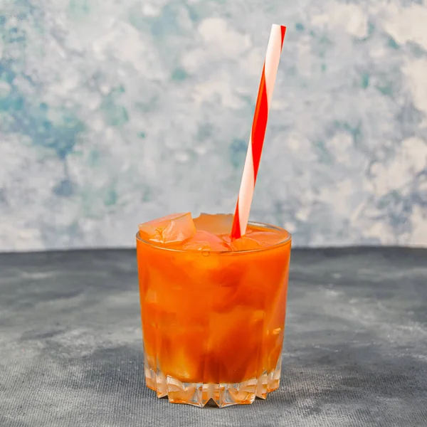 Copo Suco Tomate Com Gelo Palha Vermelha Branca Cocktail Bebida — Fotografia de Stock
