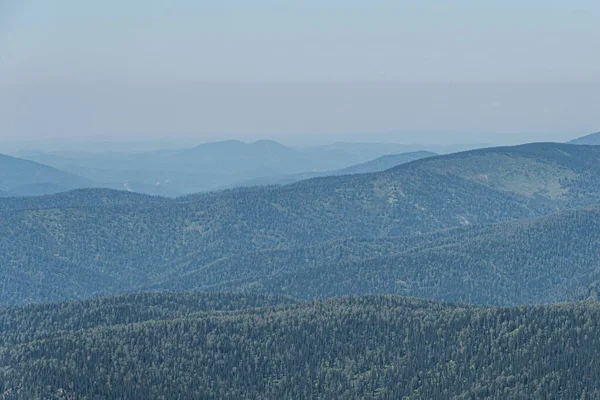 Névoa Azulada Sobre Suaves Colinas Florestais Vista Superior Vale Montanha — Fotografia de Stock