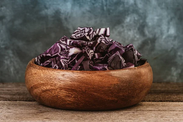 Ensalada Col Roja Plato Madera Comida Para Una Alimentación Saludable — Foto de Stock