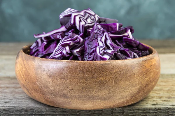 Salada Repolho Vermelho Chapa Madeira Comida Para Alimentação Saudável Prato — Fotografia de Stock