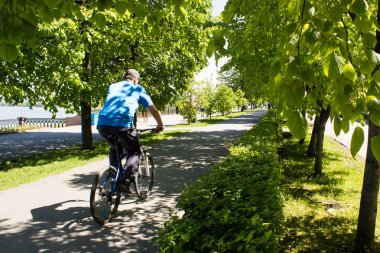 Bisikletçi ile yeşil sokak