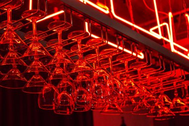 Bardaki rafta asılı temiz stemware