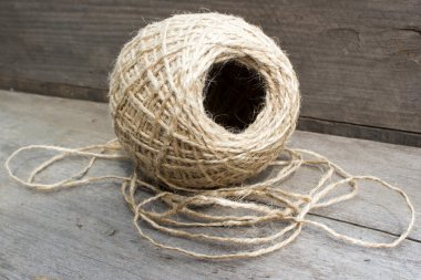 Konu ahşap masa üzerinde bir yün topu