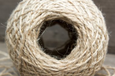 Konu ahşap masa üzerinde bir yün topu