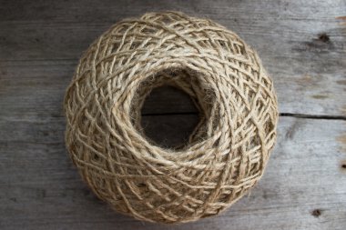 Konu ahşap masa üzerinde bir yün topu