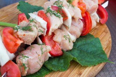 Plaka üzerinde ızgara için hazırlanan tahta sopa lezzetli domuz eti et ve sebze karışımı Kebab bile delip