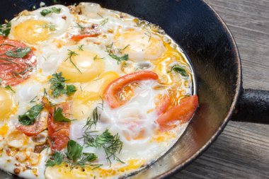 Pan ile sebze kızarmış yumurta.