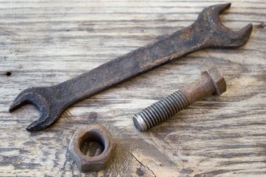 eski vintage retro mahmuz somun anahtarları ahşap masa üzerinde kullanılan.