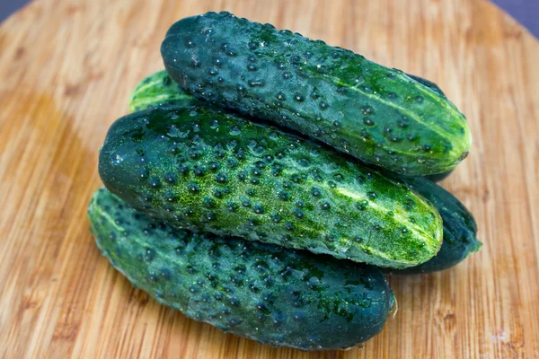 Cucumber on wooden plate — 图库照片