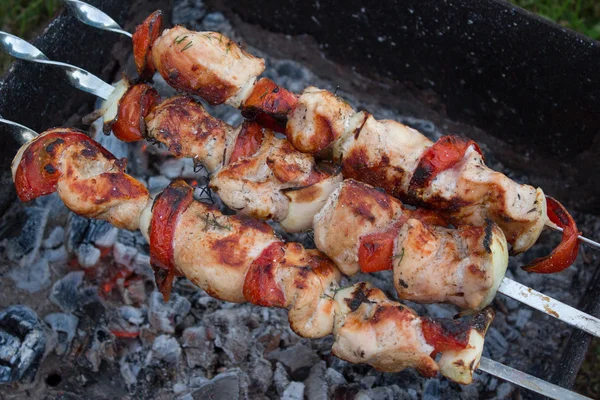 Grillen shashlik op barbecue. — Stockfoto