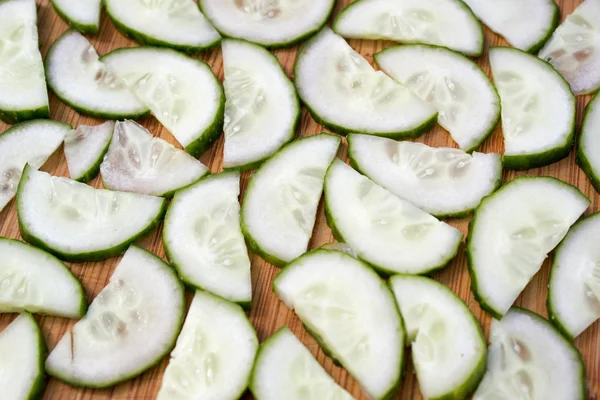 Pile de concombre tranchée sur une assiette en bois — Photo