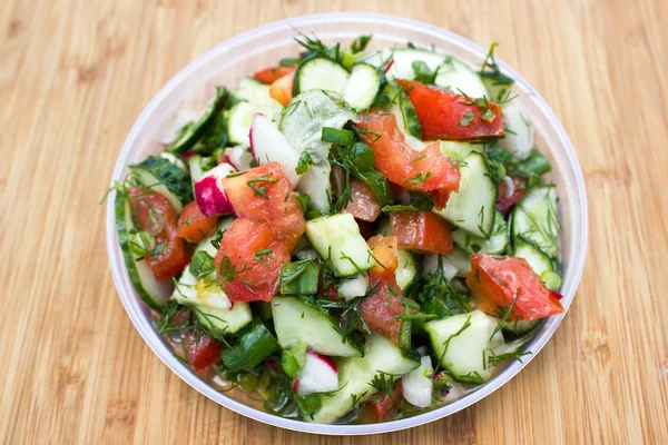 Ensalada saludable a dieta en vista rústica de mesa de madera. Verduras mixtas, tomates, pepino, aceite de oliva y especias para un estilo de vida saludable . —  Fotos de Stock