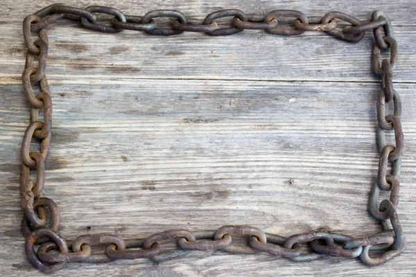 Cadeia de metal no fundo de madeira velha agradável, espaço de cópia para a direita . — Fotografia de Stock