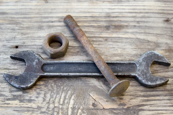 Old vintage retro used open-end wrenches on wooden table — Stock Photo, Image