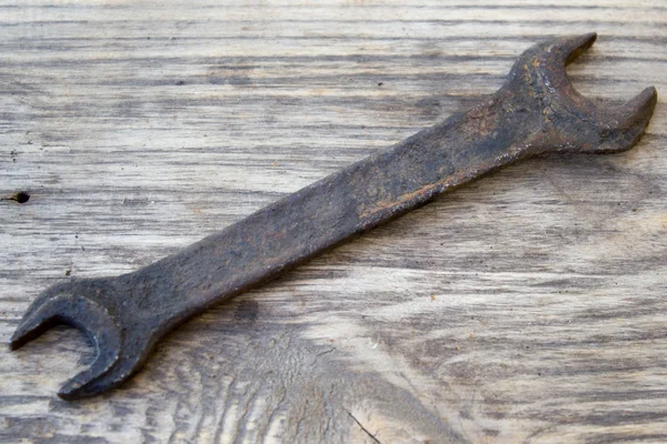 Old vintage retro used open-end wrenches on wooden table — Stock Photo, Image