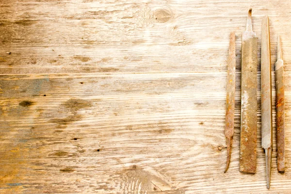 Diversa colección de herramientas de archivo de raspa oxidada retro de acero diferente aislado sobre fondo de madera. Copiar espacio a la derecha . —  Fotos de Stock