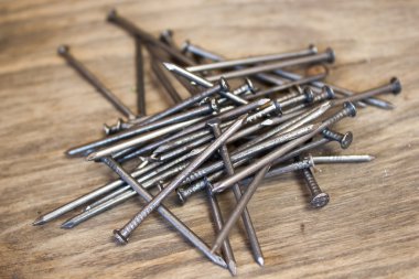 ahşap arka plan üzerinde metal çivi