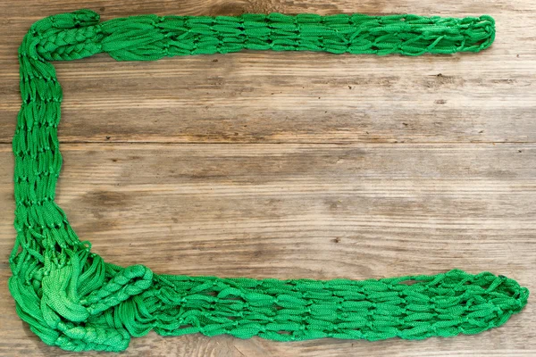 Corda verde e legno strutturato, bobina di corda bianca incastonata contro legno altamente strutturato. . Copia spazio a destra . — Foto Stock