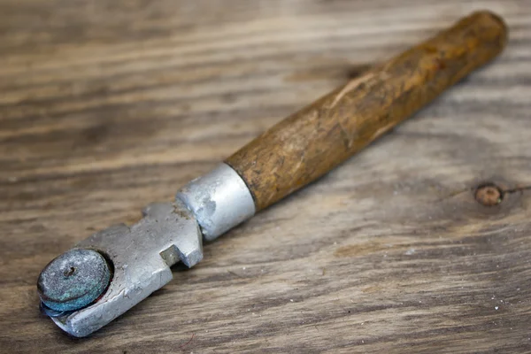 Vintage roller point glass cutter On wood background — Zdjęcie stockowe