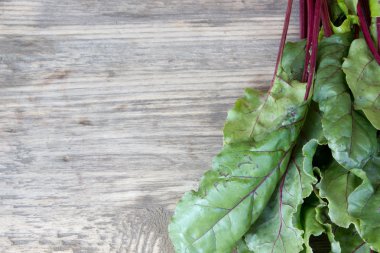 Kopya alanı ile ahşap bir masa üzerinde taze organik pancar