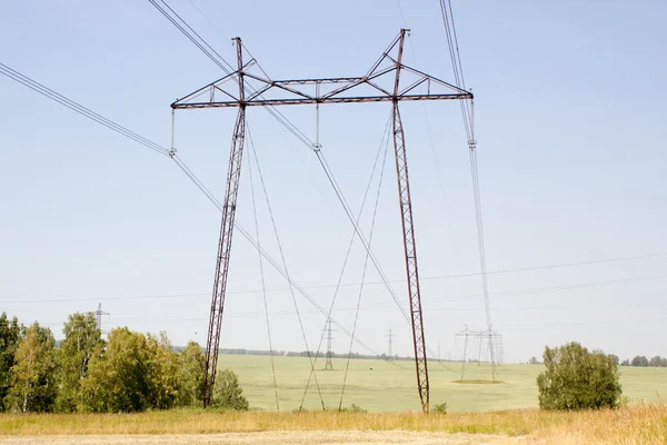 Palo elettrico nel campo autunnale — Foto Stock