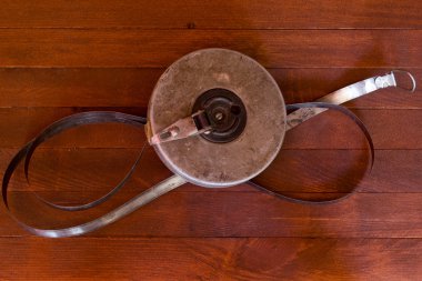 kahverengi ahşap zemin üzerinde şerit metre