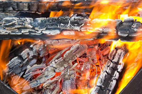 烧烤炉中燃烧的木炭和火焰 — 图库照片