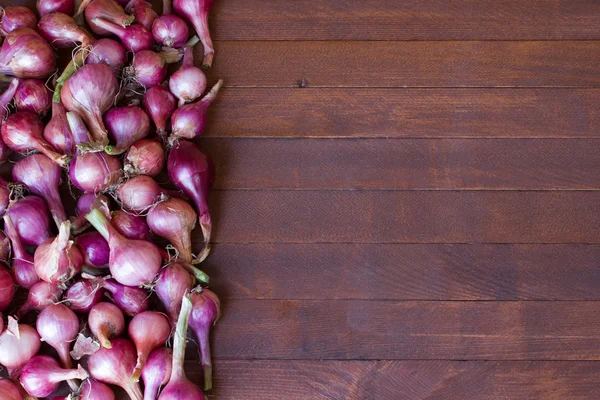 Cipolla rossa sul tavolo di legno — Foto Stock