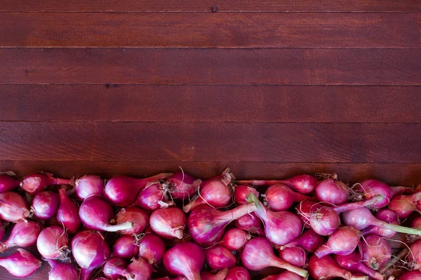 Cebolla roja sobre mesa de madera —  Fotos de Stock