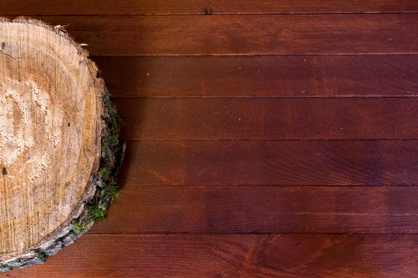 Boomstronk ronde knippen met jaarlijkse ringen op houten achtergrond van bovenaanzicht — Stockfoto