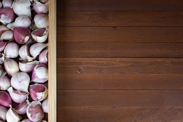 Ajo sobre fondo de madera —  Fotos de Stock