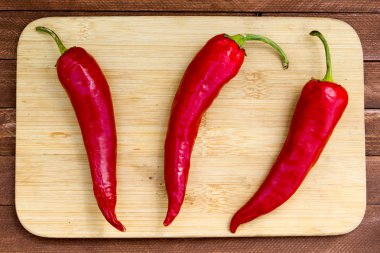 Eski ahşap masada kırmızı kırmızı kırmızı biber