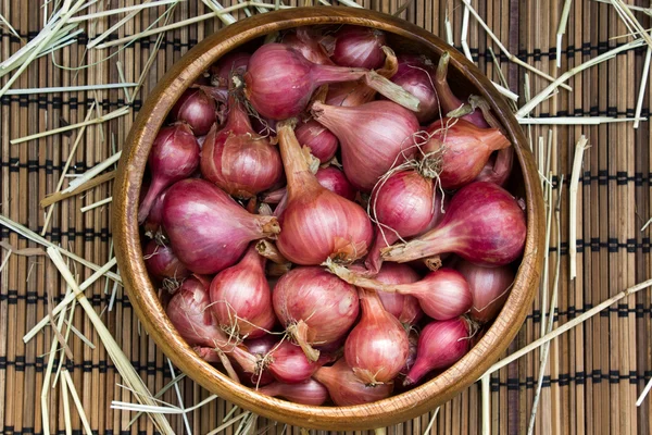 Paarse UI stapel op een houten tafel — Stockfoto