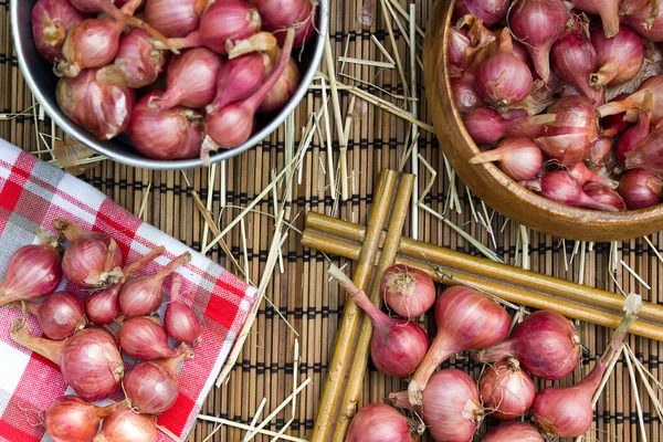 Paarse UI stapel op een houten tafel — Stockfoto