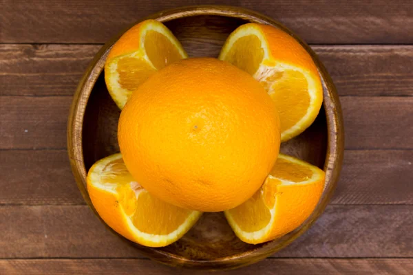 Verse sinaasappelen op een houten achtergrond — Stockfoto